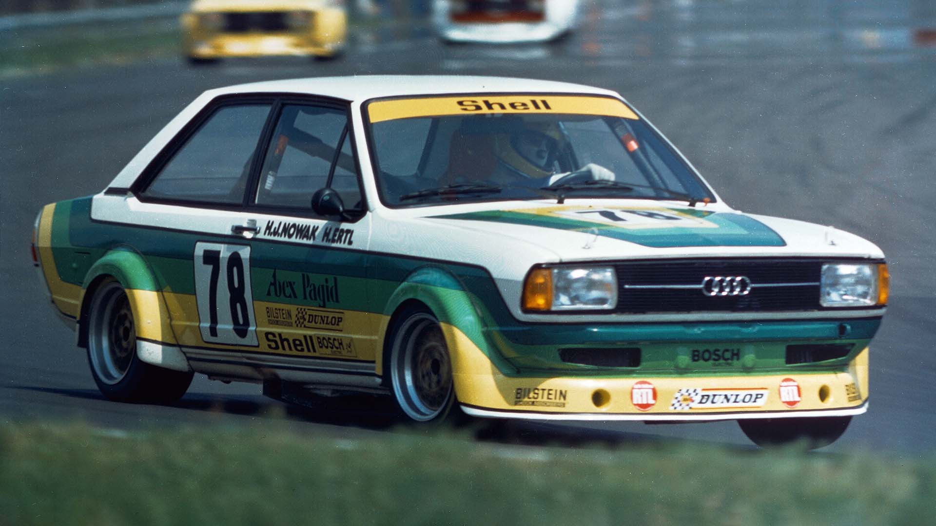 Das Foto zeigt einen Audi 80-Rennwagen auf der Strecke.